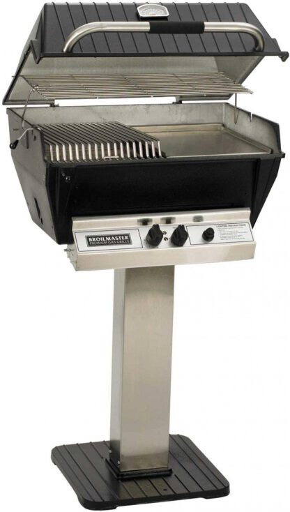 Broilmaster P3-SXN Super Premium Natural Gas Grill On Stainless Steel Patio Post